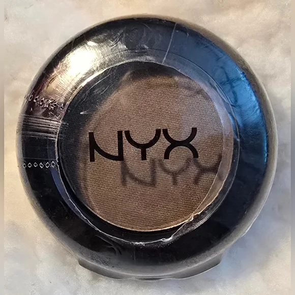 NYX Makeup, Kendall + Kylie Pouch With Makeup Accessories - Picture 3 of 14
